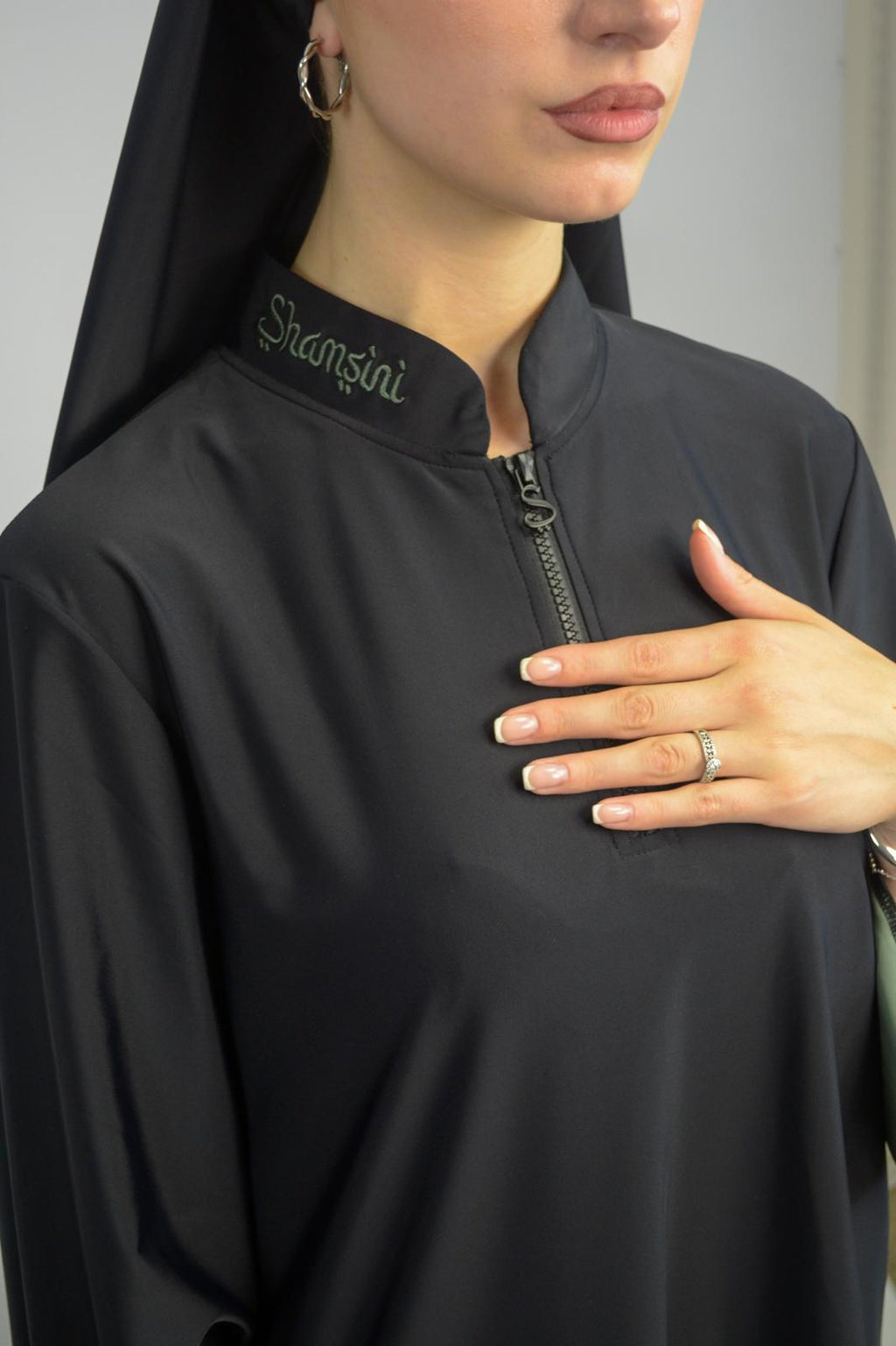 Détail des finitions du burkini Shamsini coloris Layal Kaki