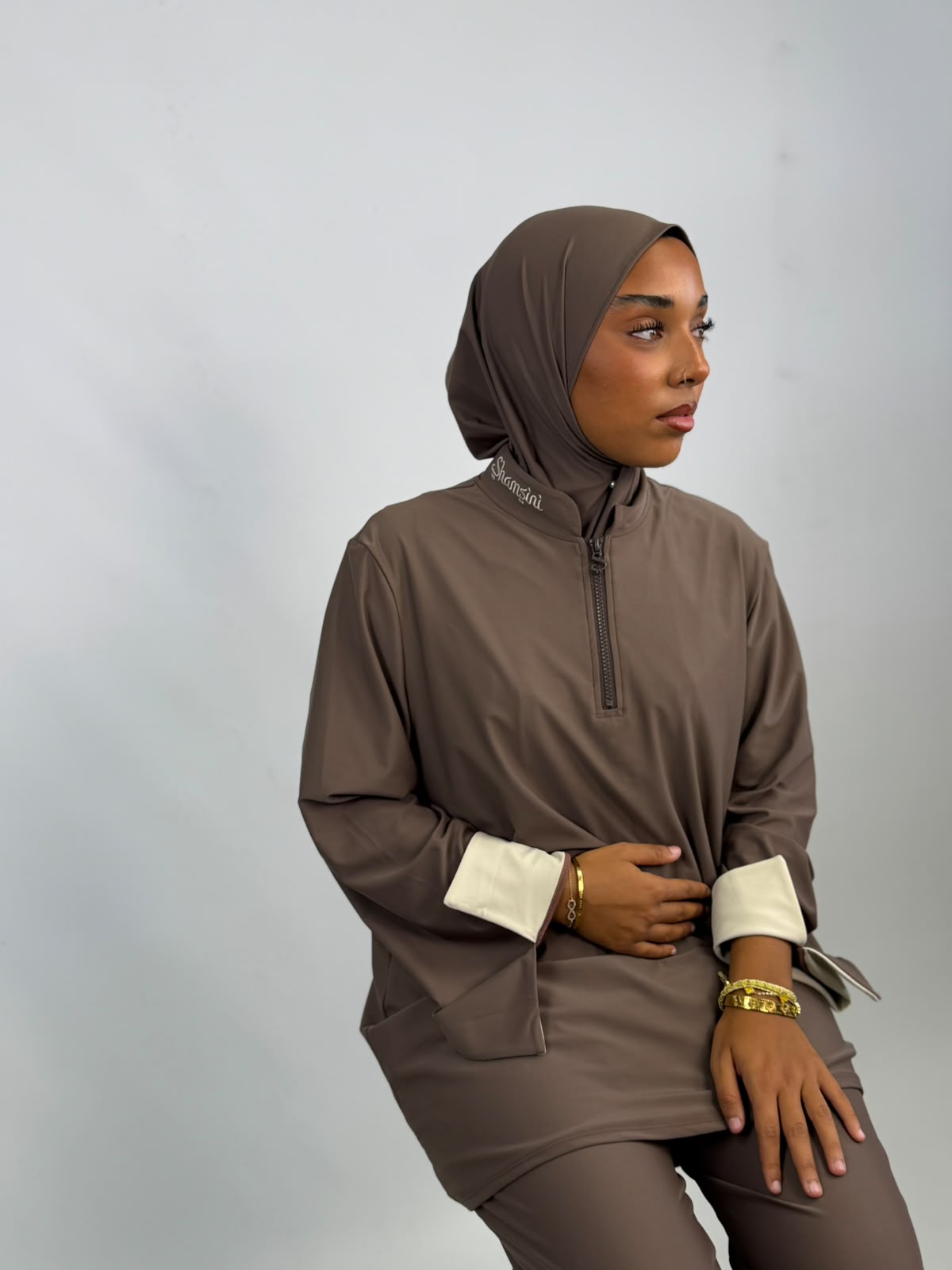 Détail du zip signature du burkini Shamsini coloris Le Moca